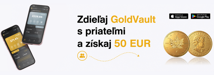 Ruka držiaca telefón s otvorenou aplikáciou GoldVault vedľa zlatej tehličky